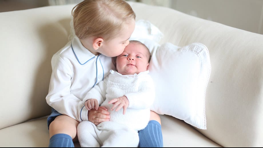 Ein unfassbar süßer Schnappschuss: Prinz George küsst seine kleine Schwester Charlotte liebevoll auf die Stirn.