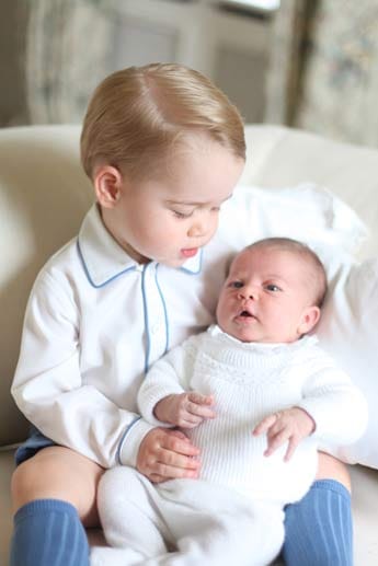 Charlotte im Arm: Was der fast zweijährige Prinz George hier wohl denkt?