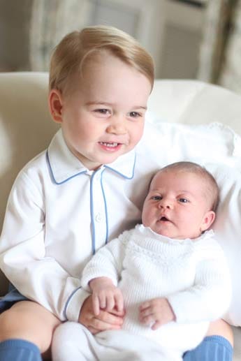 Aber letztendlich scheint dem kleinen Prinzen das Fotoshooting mit Charlotte ziemlich Spaß zu machen.