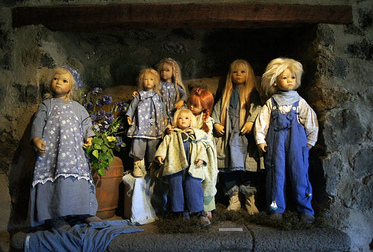 Wer Angst vor Puppen hat, ist hier definitiv falsch, denn im ARTlandya warten über 600 der kleinen Kunstwerke auf die Besucher.