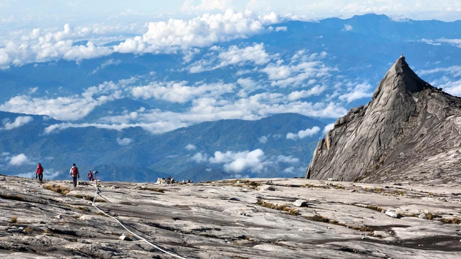 Der Berg Kinabalu in Malaysia gilt den Einwohnern als heilig. Im Juni 2015 wurden vier westliche Touristen verhaftet, weil sie auf dem Gipfel nackt posiert hatten. Kaminski war Teil der Gruppe, wurde aber nicht geschnappt.