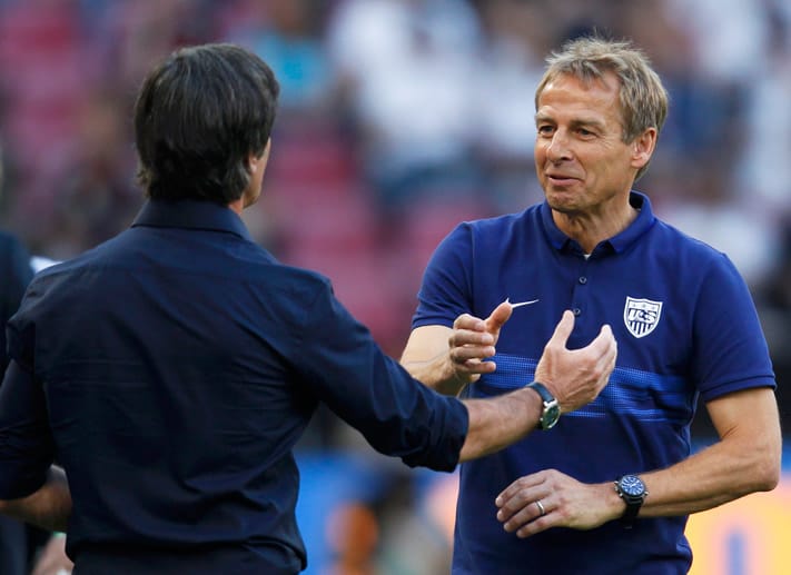 Bühne frei für ein Freundschaftsspiel unter Freunden: Bundestrainer Joachim Löw (li.) begrüßt US-Coach Jürgen Klinsmann, mit dem er das DFB-Team von 2004 bis 2006 zusammen betreute. Doch auch...
