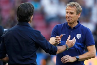 Bühne frei für ein Freundschaftsspiel unter Freunden: Bundestrainer Joachim Löw (li.) begrüßt US-Coach Jürgen Klinsmann, mit dem er das DFB-Team von 2004 bis 2006 zusammen betreute. Doch auch...