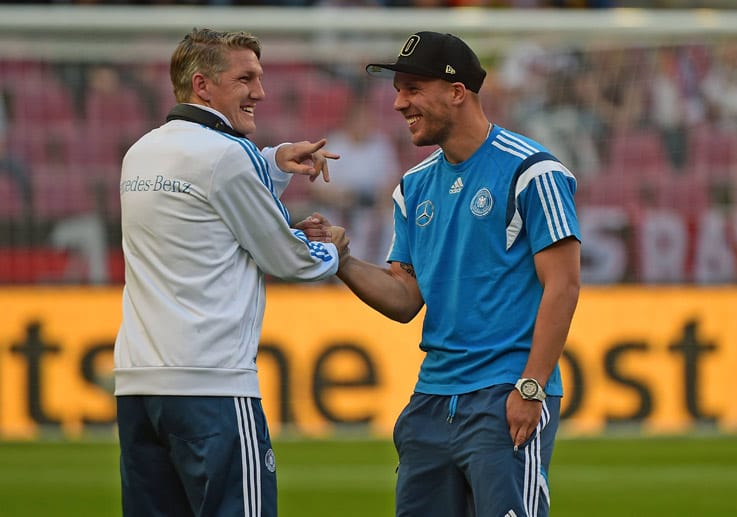 ...diese beiden freuen sich über ein Wiedersehen im Kölner Rhein-Energie-Stadion. Während Bastian Schweinsteiger (li.) die DFB-Auswahl als Kapitän aufs Feld führt, muss Lukas Podolski in seiner alten Heimat allerdings zunächst auf der Bank Platz nehmen.