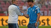 ...diese beiden freuen sich über ein Wiedersehen im Kölner Rhein-Energie-Stadion. Während Bastian Schweinsteiger (li.) die DFB-Auswahl als Kapitän aufs Feld führt, muss Lukas Podolski in seiner alten Heimat allerdings zunächst auf der Bank Platz nehmen.