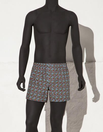 Richtig hot wird es mit den Chilischoten-Print-Shorts von Dolce Gabbana (etwa 225 Euro), die mit zwei Perlmuttknöpfen verziert sind.