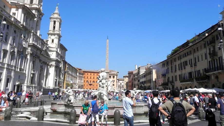 Dies ist die Piazza Navona in Rom. Ein beliebter Punkt für Touristen.