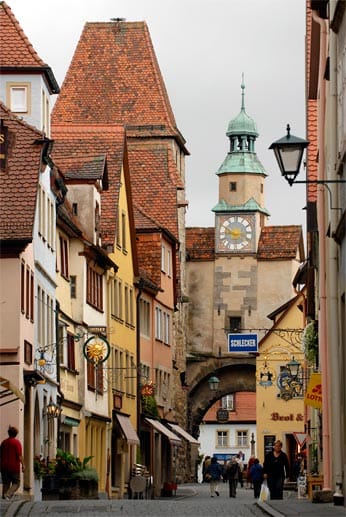 Herzlich willkommen in Rothenburg ob der Tauber! Die Altstadt rund um den Marktplatz lockt viele Besucher an.