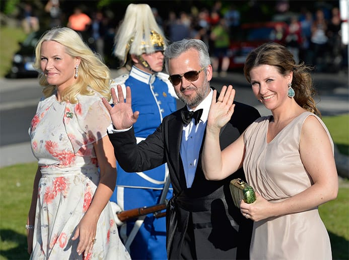 Mette-Marit, Ari Behm und dessen Ehefrau, Prinzessin Märtha Louise von Norwegen.