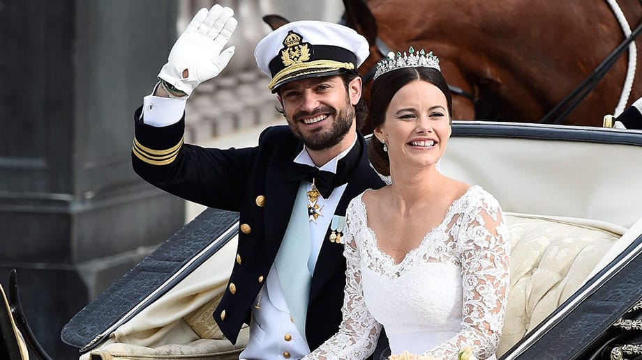 Nach der Trauung absolvierte das Brautpaar die traditionelle Fahrt in einer Kutsche durch Stockholms Innenstadt. Dabei winkten die beiden dem begeisterten Publikum am Wegesrand immer wieder zu. Rund 100.000 Zuschauer waren rund um das Schloss und die Schlosskirche