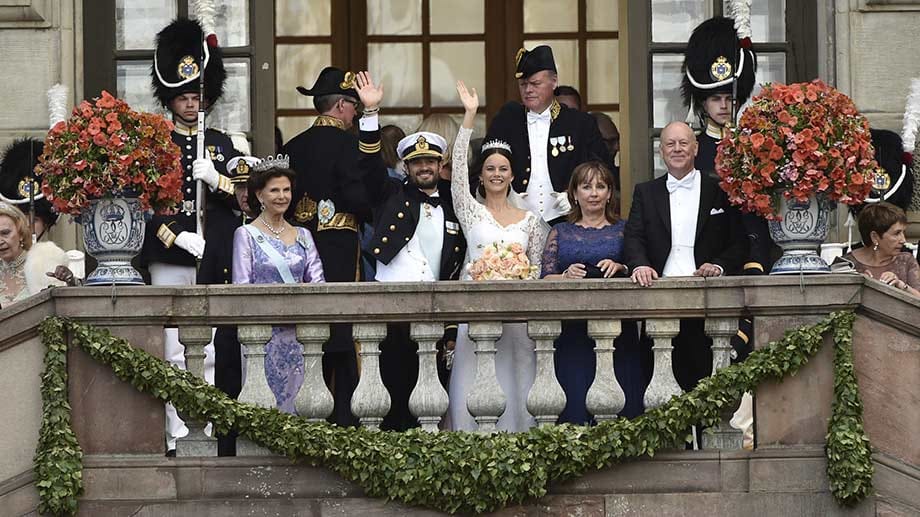 Noch einmal das Brautpaar und einige Mitglieder der königlichen Familie nach der Trauung auf dem Balkon des Schlosses.