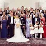 Auch ein Gruppenbild mit der gesamten Familie und royalen Hochzeitsgästen darf nicht fehlen.