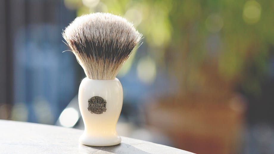 No. 660S Medium Super Badger Brush von Progress Vulfix ist ein Rasierpinsel, bestehend aus feinstem Silberspitz-Dachshaar und somit ideal zum Aufschäumen von Rasiercreme oder Rasierseife. Er ist ein fabelhafter Wasserspeicher und sanft zur Haut. Bestellen können Sie ihn bei woodberg.de für 39 Euro.