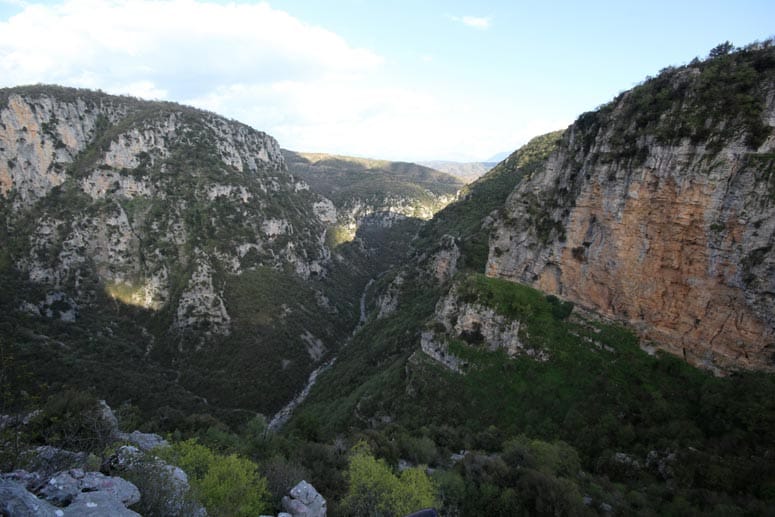 Die Vikos-Schlucht ist extrem steil - sie wird auch "Greek Canyon" genannt. Die Vikos-Schlucht ist extrem steil - sie wird auch "Greek Canyon" genannt.