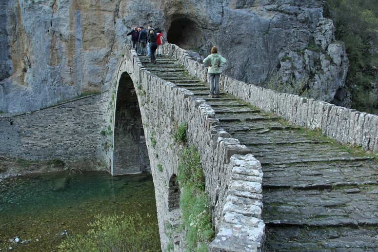 Die Brücken, die Zagorias Dörfer verbinden, wurden von beiden Seiten aus in Richtung Mitte gebaut - bis sich die Stücke dort trafen.