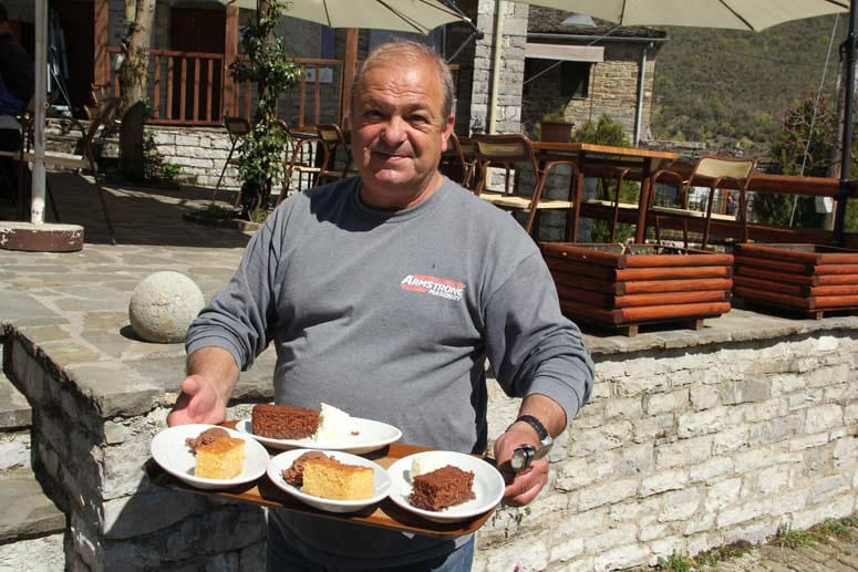 Charalampeos Kotsoridis tischt Dessert auf. Hier oben in den Bergen in Papigo im Norden Griechenlands fühlt er sich richtig wohl.