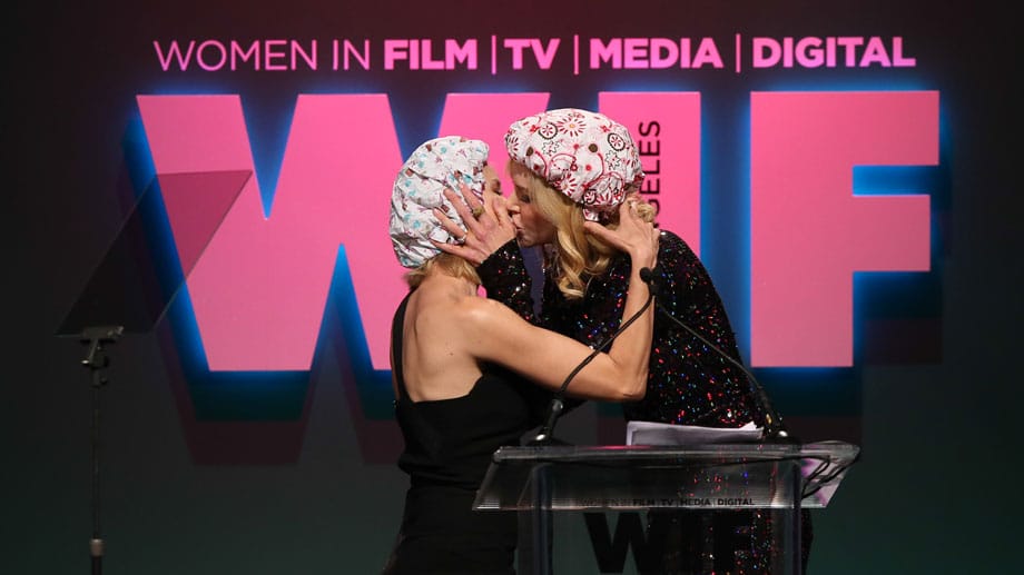 Nicole Kidman und Naomi Watts knutschen bei den "Women In Film 2015 Crystal + Lucy Awards" in Los Angeles.