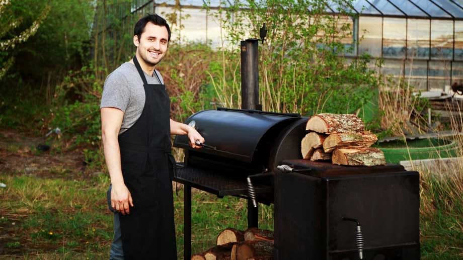 Der Barbecue-Smoker ist ein Ofen, der mit Holz oder Kohle befeuert wird, sodass das Grillgut bei niedrigerer Temperatur über einen längeren Zeitraum schonend gart. Anders als beim 0815-Grill liegen die Speisen nicht direkt über der Hitzequelle.