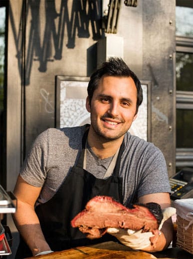 Adam Ramirez ist der Pit Master vom Restaurant "The Pit", welches authentisches Texas-BBQ in Berlin serviert.