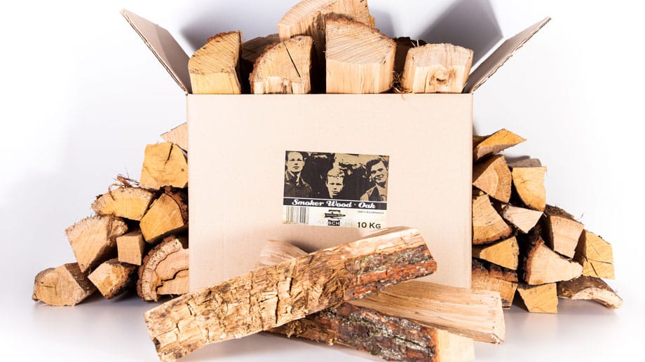 In einem Behälter wird die Kohle oder das Holz gegenüber der Lüftungsklappe platziert. Adam Ramirez nutzt lieber Holz. "Ich verwende keine Holzkohle, keine Holzchips oder Holzklötze sondern richtige Holzscheite von großen, natürlich getrockneten Holzstämmen. Das ist eigentlich das Beste!", verrät der Experte Kniffe seines Handwerks. Smoker-Brennholz-Eiche gibt es zum Beispiel von "Axtschlag" für 19,99 Euro pro zehn Kilogramm.