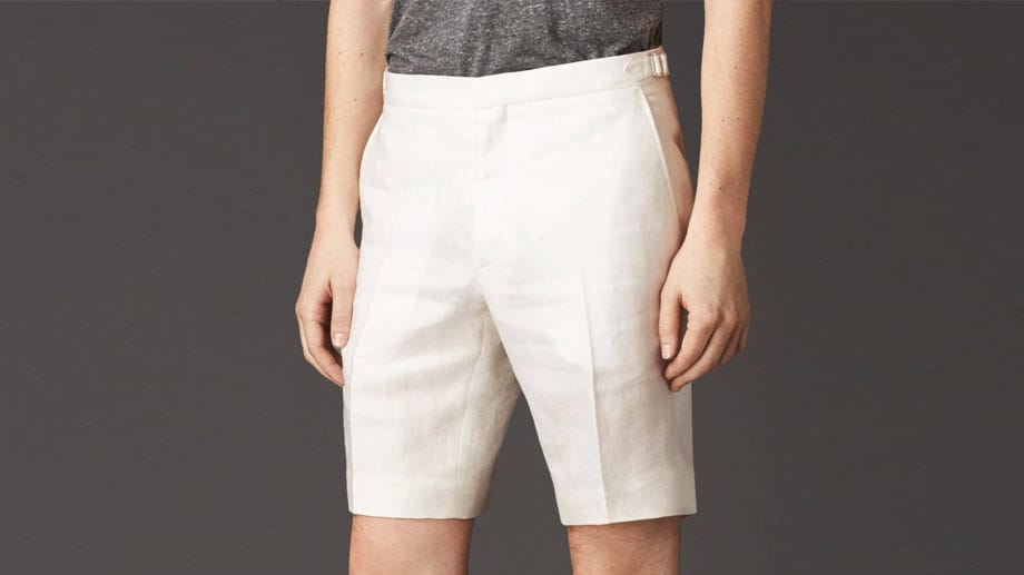 Luftiges Leinen gibt Ihnen im Hochsommer einen coolen Look: Bermuda Shorts von Burberry für 295 Euro.