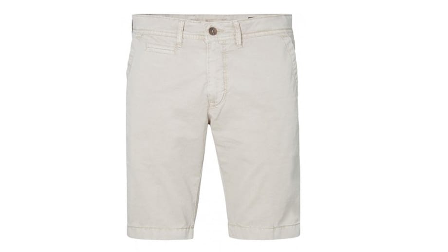 Puristen setzen im Sommer auf klares Weiß: Jeans Bermudas von Baldessarini (für 109 Euro).
