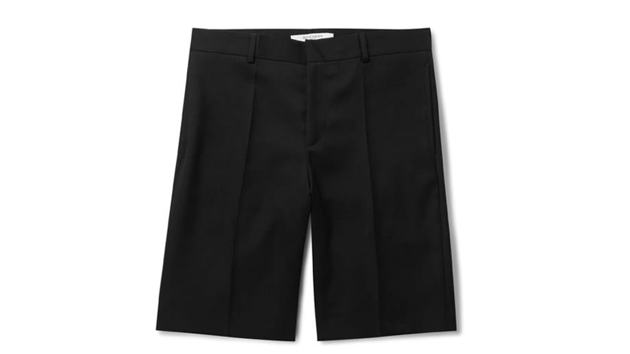 Das "kleine Schwarze" gibt es auch bei Bermuda Shorts: Der feine Klassiker mit Bügelfalten von Givenchy kostet 315 Euro bei MrPorter.