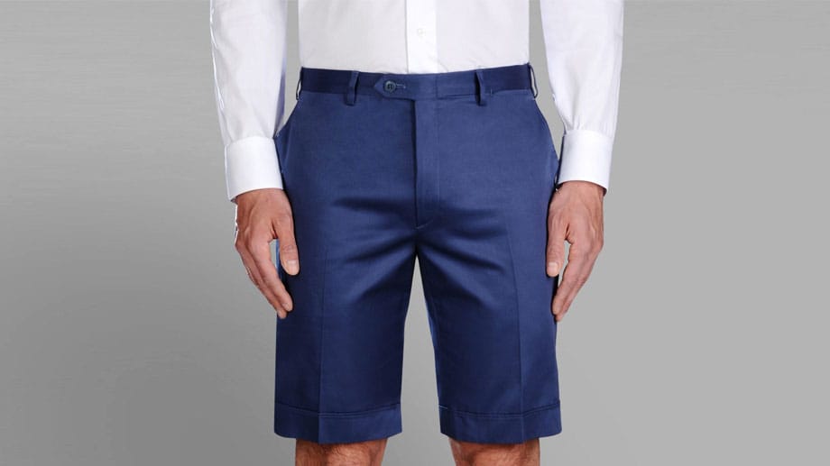 Ebenso elegant geschnitten, jedoch in angesagtem Blau, präsentieren sich die Shorts von Brioni (für 290 Euro).