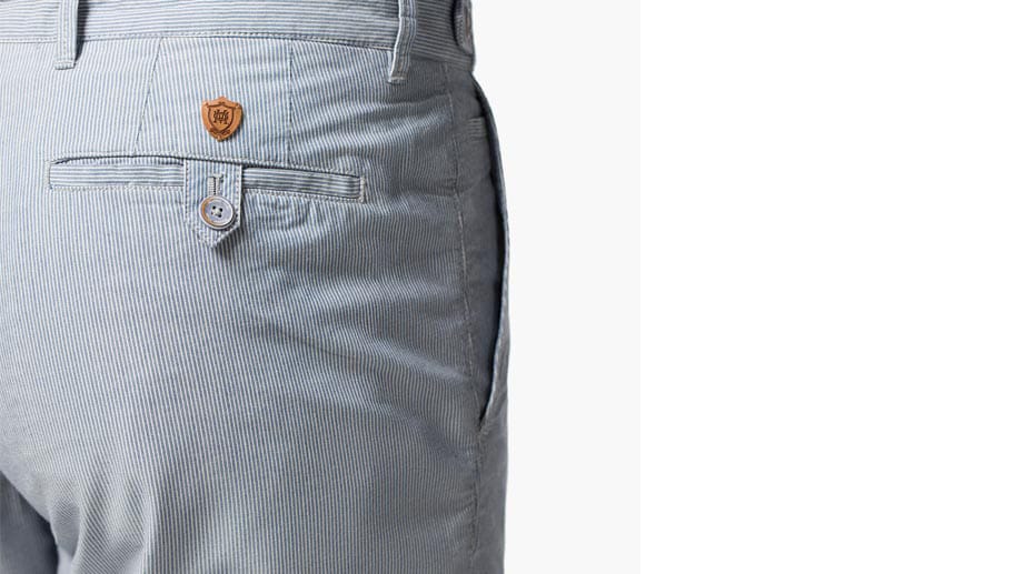 Filigrane Streifen in Blau verleihen den detailverliebten Shorts von Massimo Dutti (um 60 Euro) einen sportiven Look.