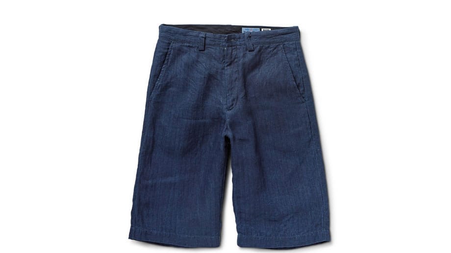 Entspannen am Pool? Dann sind die mit echtem Indigo gefärbten Shorts von Blue Blue Japan (für 210 Euro bei MrPorter) Ihr perfekter Begleiter.