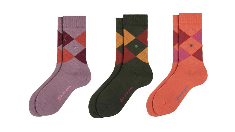 Gehen Sie den unkonventionellen Weg und heben sich mit gemusterten Socken, zum Beispiel mit Argyle Muster (von Burlington um 14 Euro), von der Masse ab.