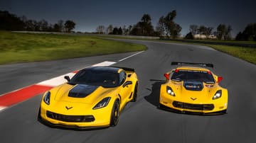 Mit 491 PS ist die Chevrolet Corvette C7.R (rechts) das geborene Rennauto für die Langstrecke - beim 24-Stunden-Rennen in Le Mans eroberte sie dieses Jahr ihren ersten Preis. Als Hommage an den gelben Renner baut General Motors jetzt eine Renn-Corvette für den Straßengebrauch, die nicht minder flott ist - im Gegenteil, die Chevrolet Corvette Z06 C7.R Edition (links) besitzt sogar noch mehr Pferdestärken unter der Haube.