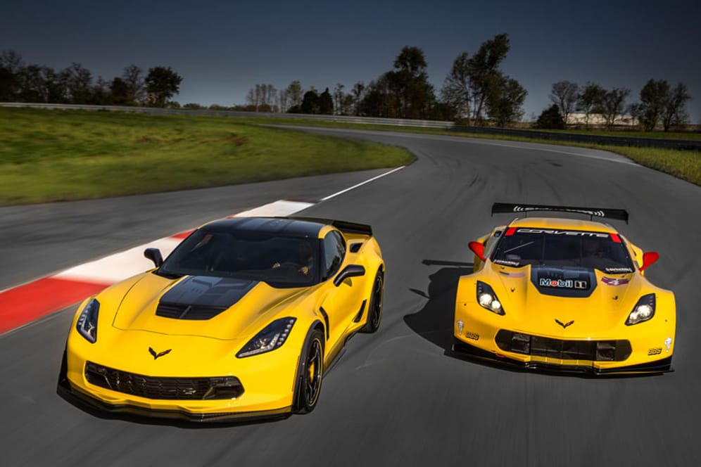 Mit 491 PS ist die Chevrolet Corvette C7.R (rechts) das geborene Rennauto für die Langstrecke - beim 24-Stunden-Rennen in Le Mans eroberte sie dieses Jahr ihren ersten Preis. Als Hommage an den gelben Renner baut General Motors jetzt eine Renn-Corvette für den Straßengebrauch, die nicht minder flott ist - im Gegenteil, die Chevrolet Corvette Z06 C7.R Edition (links) besitzt sogar noch mehr Pferdestärken unter der Haube.