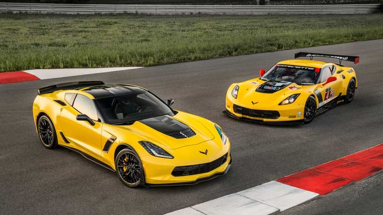 Optisch ähnelt das Straßenmodell (links) dem Rennwagen (rechts) sehr. So wird die C7-R-Edition nur in Schwarz oder im Renn-Outfit von Chevrolet, "Corvette Racing Yellow", ausgeliefert.