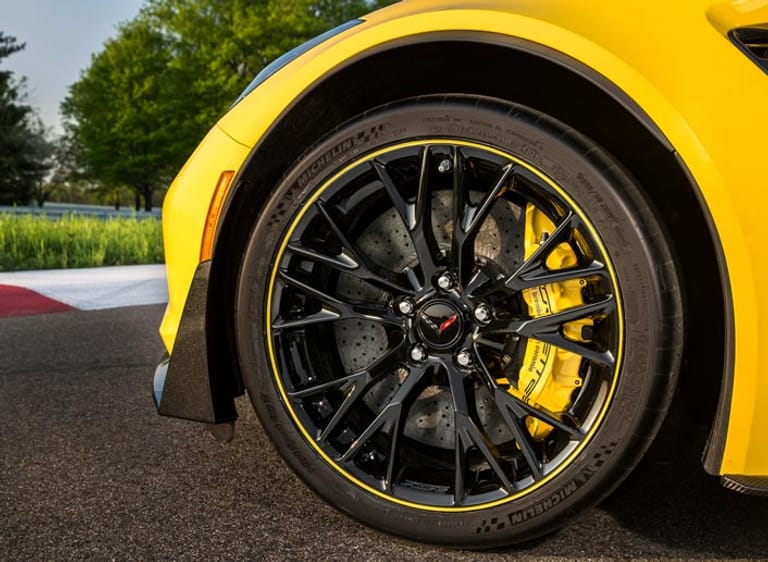 Die C7.R-Edition enthält das Z07-Performance-Package. Dazu gehören Brembo-Keramikbremsen mit gelben Bremssätteln, justierbaren Aerodynamikteilen, schwarz lackierte Leichtmetallfelgen und Michelin PS Cup 2-Reifen.