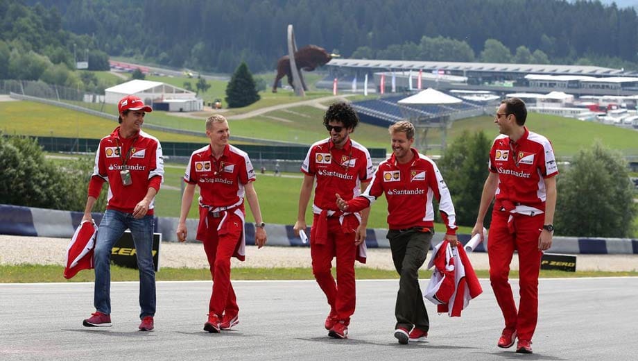 Am Donnerstag bei der Streckenbegehung herrscht bei Sebastian Vettel (2.v.re.) und Ferrari gute Laune.