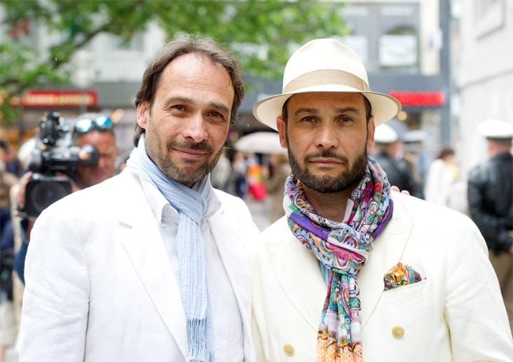 Unter den Trauergästen sind auch die Schauspieler-Geschwister Manfred Stecher (links) und Alexander-Klaus Stecher in weißer Kleidung, wie es sich Pierre Brice gewünscht hat.