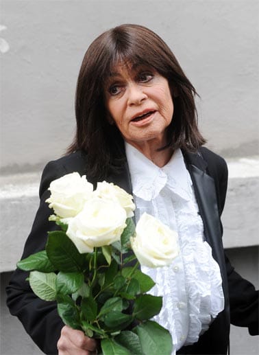 Sie spielte 1963 Nscho-tschi in "Winnetou 1". Die französische Schauspielerin Marie Versini kam mit weißen Rosen zur Trauerfeier für den verstorbenen Schauspieler Pierre Brice zur Michaelskirche.