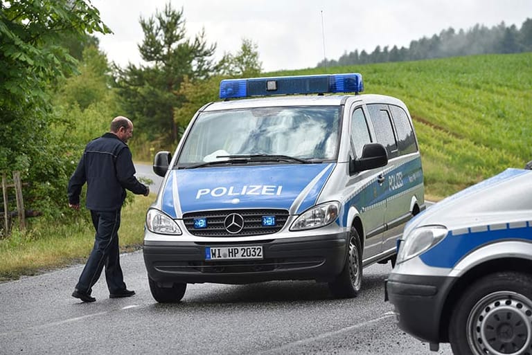 Die Polizei entdeckt den 50-jährigen Markus Würth am Donnerstagmorgen wenige Stunden nach seiner Verschleppung in einem Waldstück bei Würzburg. Aber zu einer Geldübergabe ist es offenbar nie gekommen.