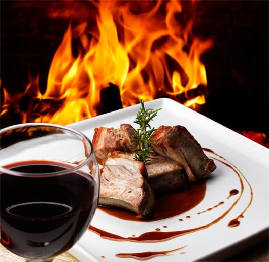 Deftiges Grillfleisch wie etwa Spare Ribs kombinieren Sie am besten mit wuchtigem Rotwein. Etwa mit Syrah, Chianti oder Rioja.