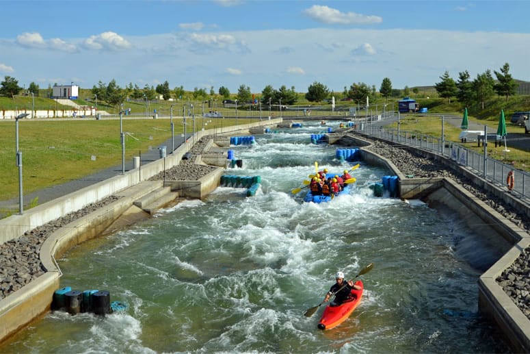 Manche Regionen haben schöne Wasserlandschaften, rund um Leipzig macht man sie sich selbst. So wie diesen künstliche Fluss in Markkleeberg.