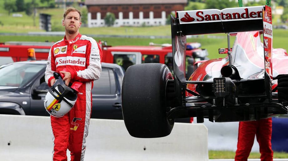 Beim ersten freien Training jedoch wird Vettels Laune getrübt. Der Ferrari des 27-Jährigen bleibt nach nur vier gefahrenen Runden liegen.