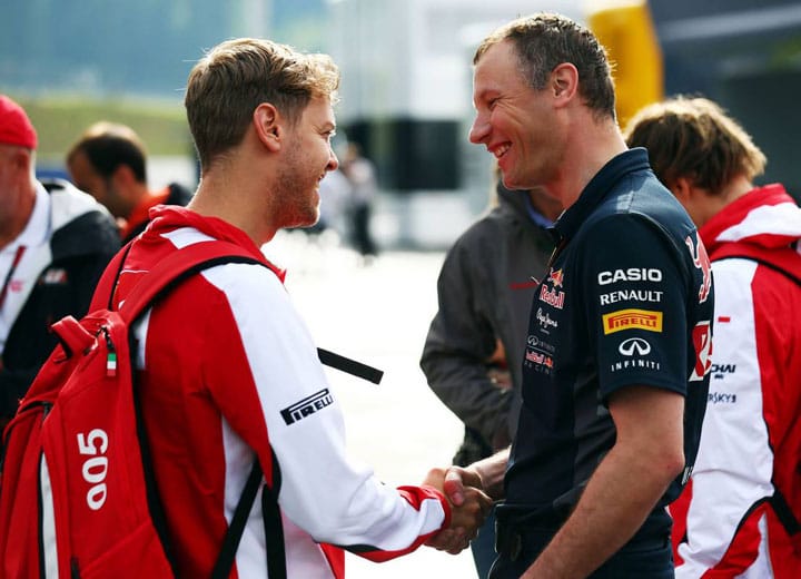 Mit den früheren Kollegen von Red Bull versteht sich Vettel (li.) immer noch gut. Hier ist er im Gespräch mit Mechaniker Ole Schack.