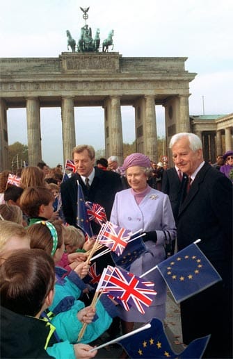 1992 stand sie mit Bundespräsident Richard von Weizsäcker und dem Bürgermeister von Berlin, Eberhard Diepgen, am mittlerweile wieder geöffneten Brandenburger Tor.