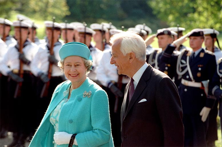 Eine strahlende Queen: 1992 besuchte sie bei ihrem dritten Staatsbesuch zum ersten Mal das wiedervereinigte Deutschland und das ungeteilte Berlin.