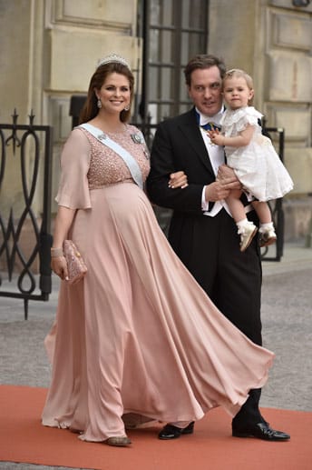 Auf dem Arm von Papa Chris O'Neill kam Prinzessin Leonore am 13. Juni 2015 zur Hochzeit ihres Onkels Carl Philip. Mit dabei: ihre hochschwangere Mama Madeleine, die zwei Tage später Leonores Brüderchen Nicolas zur Welt brachte.