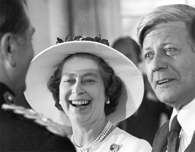 Bei ihrem zweiten Staatsbesuch,1978, empfing Bundeskanzler Helmut Schmidt die junge Queen. Auf dieser Reise nahm die Königin in Berlin das erste Mal außerhalb Londons die offizielle Geburtstagsparade ab.