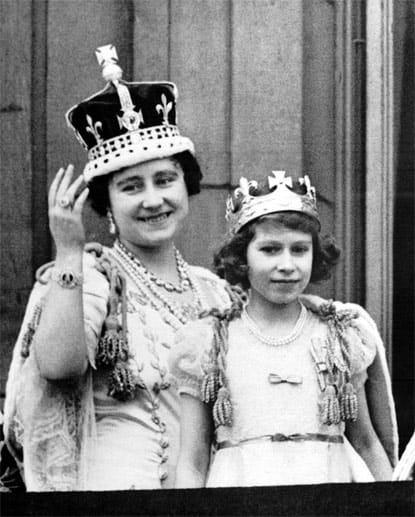 Der Tag, an dem ihr Vater König wurde: Am 12. Mai 1937 winkte Prinzessin Elizabeth mit ihrer Mutter Königin Elizabeth vom Balkon des Buckingham-Palastes, von dem sie selbst inzwischen als Königin so oft gewunken hat.