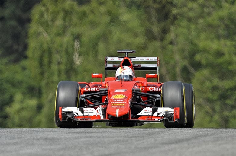 Im zweiten Training läuft es deutlich besser für Vettel. Er setzt die Bestzeit noch vor den Silberpfeilen. Allerdings arbeiten die Ferrari-Mechaniker danach wieder viel an seinem Auto.