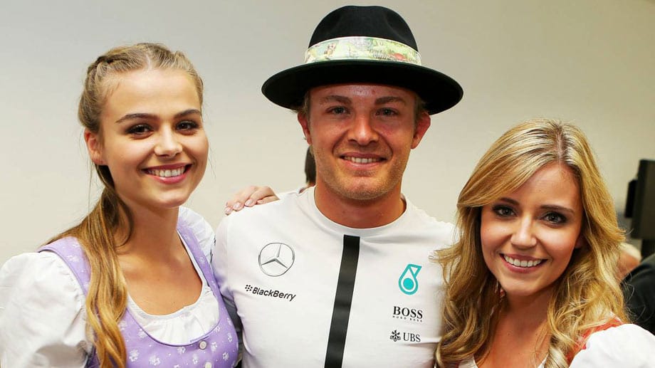 Die Fahrer posieren mit den jungen Schönheiten und mit Hut. Nico Rosberg sieht in seiner Rolle zwischen den Damen zufrieden aus.